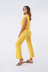 Pantalón amarillo confeccionado en hilo de algodón, de corte ajustado y cómodo.