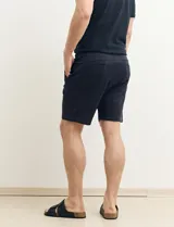 Bermuda de gabardina color gris oscuro, corte recto y largo a la rodilla.