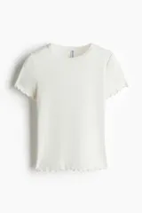 Remera blanca de punto acanalado, corte ajustado, cuello redondo y mangas cortas con terminación sobrehilada.