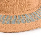 Sombrero de yute con borde decorativo en colores contrastantes.