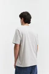 Remera negra de manga corta con estampado de palmeras y puesta de sol.