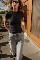 Pantalón de jean gris de corte recto, tiro alto y largo hasta el tobillo.