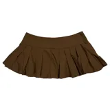 Minifalda marrón con pliegues, tiro bajo y pretina ancha de pelo sintético marrón claro removible. Presenta detalles de ojalillos metálicos con cordones en el frente y laterales.