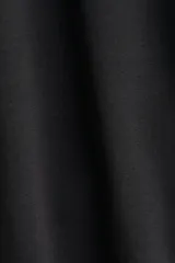 Remera negra entallada de punto de algodón elástico, con cuello redondo fino ribeteado y bajo recto.