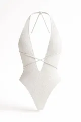 Malla entera blanca de encaje, con forro blanco, espalda descubierta y corte tipo tanga.