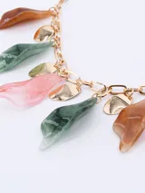 Collar corto dorado con cadena de eslabones y dijes colgantes de piedras de colores y piezas doradas.