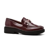 Mocasines color borgoña de charol con plataforma y detalle de hebilla dorada.