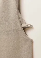 Top color beige de tejido de punto fino, cuello redondo y sin mangas.