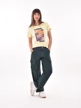 Remera de algodón con estampado de texto en color amarillo, de corte clásico y manga corta.