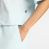 Remera celeste de algodón con mangas cortas, dobladillo a la cintura con abertura lateral y logo de New Balance bordado en el pecho.