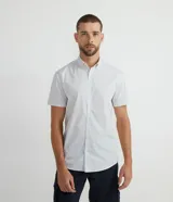 Camisa de vestir celeste con microestampado, corte slim, cuello abotonado y mangas cortas.