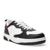 Championes urbanos color beige con detalles en negro y fucsia.