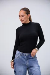 Polera básica de manga larga color negro, con cuello alto y tejido acanalado.