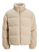 Campera puffer color beige de tela tipo teddy, con cuello alto, cierre frontal con cremallera, bolsillos laterales y puños elásticos.