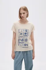 Remera color crema con estampado de motivos playeros en color azul.