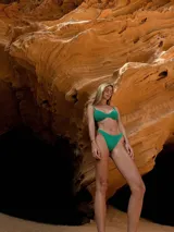 Top de bikini azul eléctrico con textura tejida, modelo de aro con copas removibles, tirantes finos ajustables y cierre de gancho en la espalda.