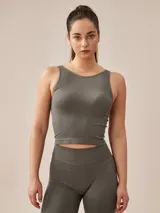 Top gris oscuro de lycra acanalada, corte cropped y cuello redondo.