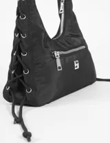 Cartera de hombro negra de poliéster con asa trenzada y cordones laterales.
