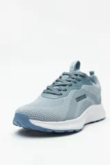 Zapatillas deportivas negras de tela transpirable con cordones a tono y suela blanca de 3cm de alto.