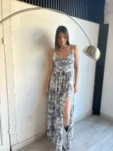 Vestido largo con estampado de paisajes en tonos azules y blancos, breteles finos, escote en V y tajo lateral.