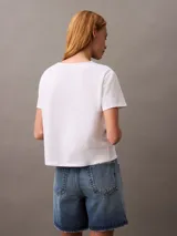 Remera blanca de Calvin Klein con logo bordado en el frente. De corte slim y mangas cortas.