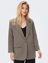 Blazer color visón de corte oversize, con solapas de muesca, cierre de un botón y bolsillos delanteros con solapa.