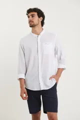 Camisa rosada de lino y algodón, con cuello mao, manga larga y bolsillo de parche en el pecho.