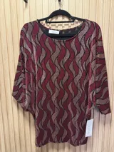 Blusa de mangas 3/4 con escote barco y estampado de ondas con lurex en tonos borgoña y dorado.
