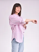 Camisa a rayas verticales color lila y blanco, de corte recto y manga 3/4.