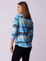 Remera de algodón estampada con rayas horizontales en tonos beige, blanco y negro. Tiene mangas 3/4 y escote a la base.