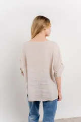 Blusa verde oliva de lino, de corte holgado, mangas 3/4 y cuello redondo.