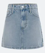 Minifalda de jean celeste con bolsillos delanteros y traseros, trabillas en la cintura y detalle de strass en los laterales.