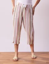 Pantalón capri de lino estampado marca Dash, con pretina ancha elastizada y bolsillos inclinados en la parte delantera.