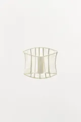 Corsé de encaje color blanco, con escote recto y hombros descubiertos. Presenta bordados florales combinados a tono y varillas interiores forradas. Cierre en espalda con ganchos metálicos ocultos.