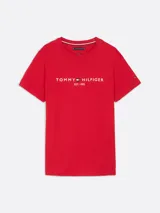 Remera roja de algodón con cuello redondo y logo bordado en el pecho.