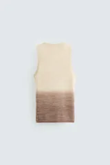 Musculosa de punto color beige con degradado marrón en la parte inferior, cuello redondo y sisas con terminación en rib.
