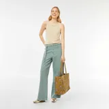 Musculosa color beige con cuello redondo y corte recto.
