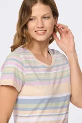 Remera de mangas cortas con cuello redondo y diseño a rayas horizontales en tonos lila, azul y beige.