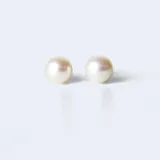 Par de caravanas de plata 925 con perlas de río color crema.