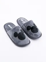 Pantuflas grises de felpa con diseño de Mickey Mouse en negro.