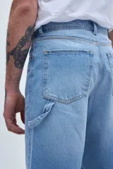 Bermuda de jean celeste con corte recto y bolsillos delanteros y traseros.