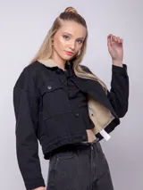 Campera de jean blanca con forro de corderito, y bolsillos frontales amplios.