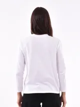 Remera blanca de manga larga con cuello redondo y estampado frontal con la frase "All my love darling" en color celeste.