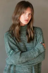 Polerón oversize tejido en algodón, color verde, con cuello alto y mangas largas.