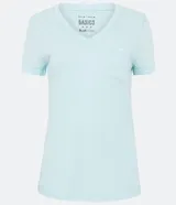 Blusa blanca de algodón con cuello en V, manga corta y bolsillo frontal.