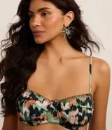 Top de bikini con estampado tie dye en tonos verde, negro y rosa. Diseño de media taza con breteles finos ajustables, lazo en la espalda y costuras contrastantes. Confeccionado en microfibra.