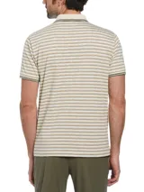 Polo de hombre Original Penguin con diseño a rayas horizontales en tonos beige, marrón y gris. Cuello clásico con botones, logo de la marca bordado en el pecho y corte slim fit.
