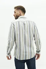 Camisa de manga larga para hombre, color blanco con rayas verticales finas en tonos grises y azules. Confeccionada en una mezcla de lino y algodón, de corte semi slim y logo bordado en el pecho.