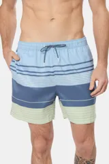 Short de baño celeste con rayas horizontales en tonos de azul y verde.