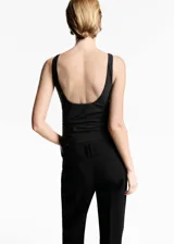 Body negro ajustado con tirantes finos, escote redondo y strass.